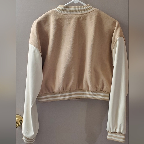 Tan and Cream Varsity Jacket with Letter B. SZ L - Picture 3 of 7